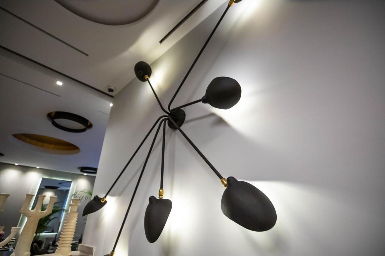 Gray Boutique Hotel カサブランカ エクステリア 写真 A light fixture by the artist
